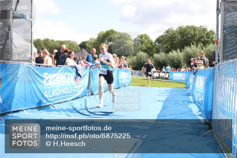 25.08.2024 - Elbe Triathlon Hamburg H.Heesch http://msf.ph/oto/6875225 25.08.2024 12:02:34 Ziel 1436, 1686, 1710 meine-sportfotos.de