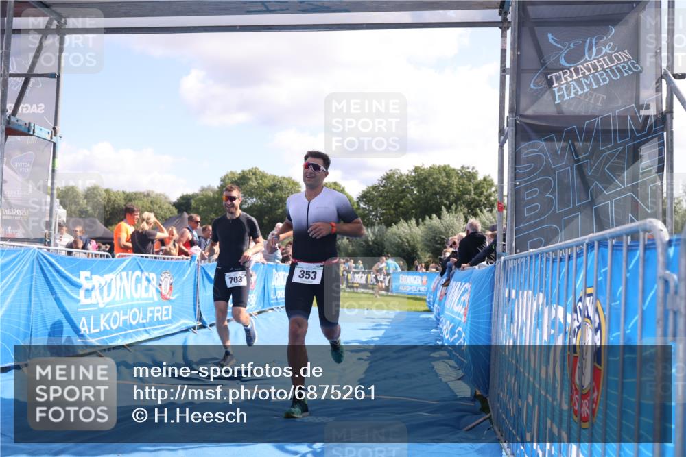 25.08.2024 - Elbe Triathlon Hamburg H.Heesch http://msf.ph/oto/6875261 25.08.2024 11:40:08 Ziel 353, 642, 703 meine-sportfotos.de