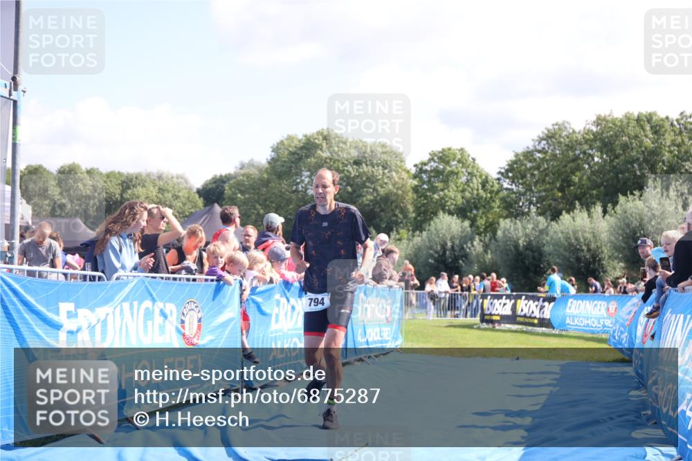 25.08.2024 - Elbe Triathlon Hamburg H.Heesch http://msf.ph/oto/6875287 25.08.2024 11:40:16 Ziel 353, 703, 794, 1445 meine-sportfotos.de