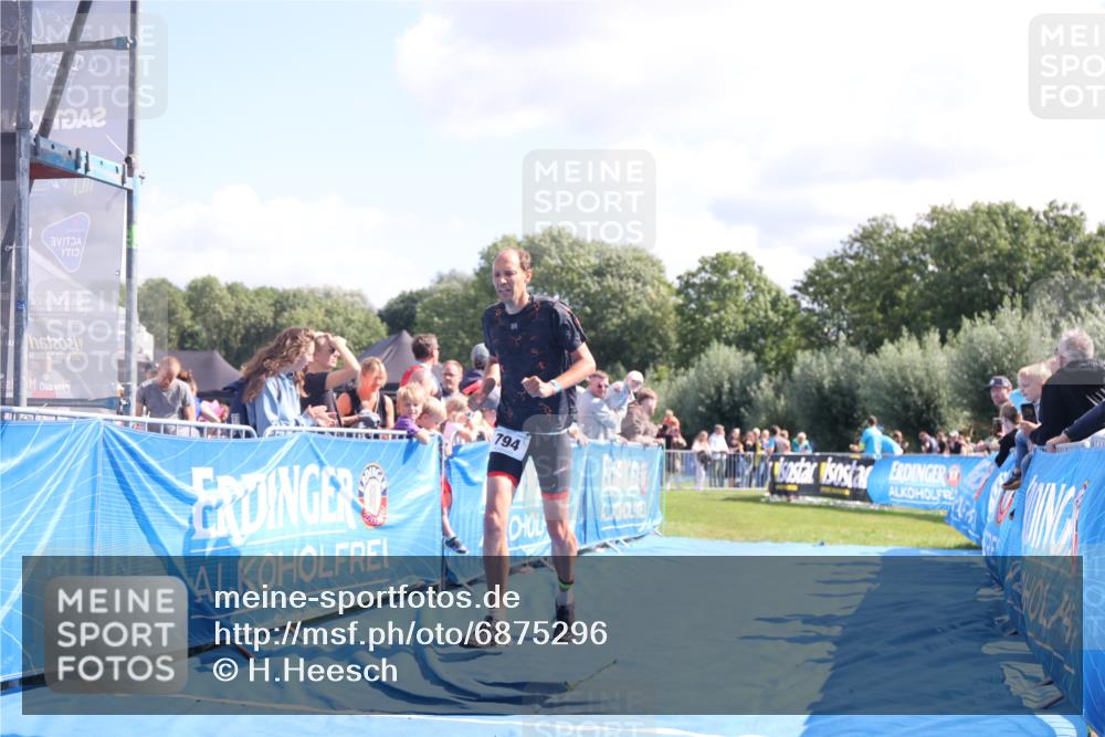 25.08.2024 - Elbe Triathlon Hamburg H.Heesch http://msf.ph/oto/6875296 25.08.2024 11:40:16 Ziel 353, 703, 794, 1445 meine-sportfotos.de