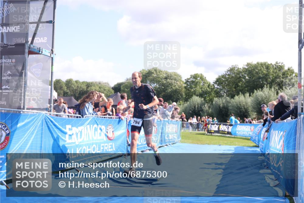 25.08.2024 - Elbe Triathlon Hamburg H.Heesch http://msf.ph/oto/6875300 25.08.2024 11:40:16 Ziel 353, 703, 794, 1445 meine-sportfotos.de
