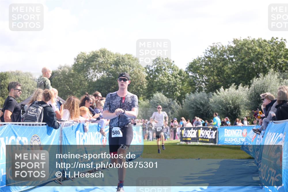 25.08.2024 - Elbe Triathlon Hamburg H.Heesch http://msf.ph/oto/6875301 25.08.2024 11:14:48 Ziel 262, 410, 580, 655, 669 meine-sportfotos.de