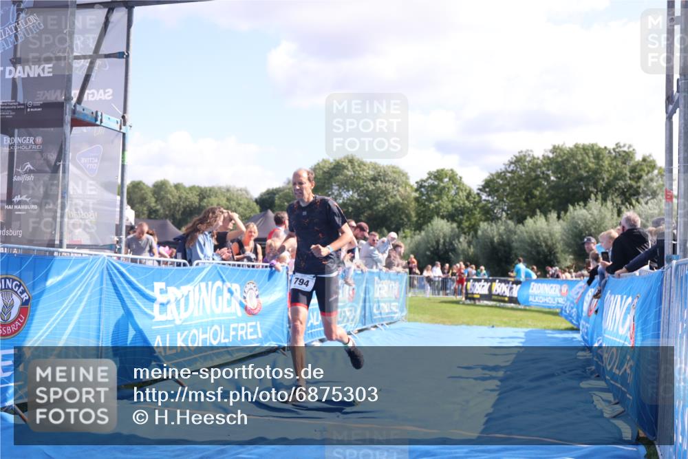 25.08.2024 - Elbe Triathlon Hamburg H.Heesch http://msf.ph/oto/6875303 25.08.2024 11:40:16 Ziel 353, 703, 794, 1445 meine-sportfotos.de