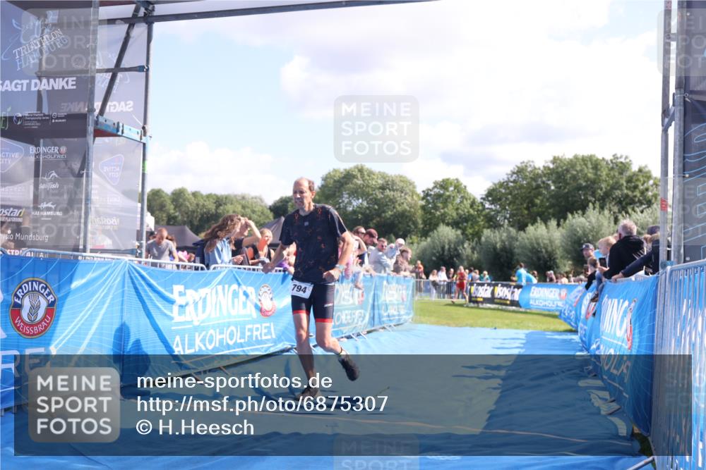 25.08.2024 - Elbe Triathlon Hamburg H.Heesch http://msf.ph/oto/6875307 25.08.2024 11:40:16 Ziel 353, 703, 794, 1445 meine-sportfotos.de