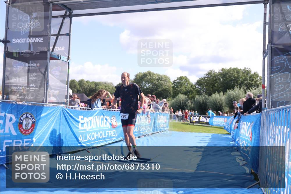 25.08.2024 - Elbe Triathlon Hamburg H.Heesch http://msf.ph/oto/6875310 25.08.2024 11:40:16 Ziel 353, 703, 794, 1445 meine-sportfotos.de