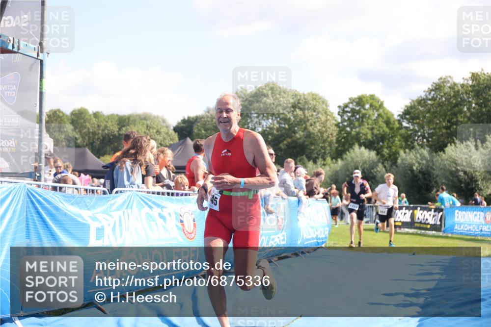 25.08.2024 - Elbe Triathlon Hamburg H.Heesch http://msf.ph/oto/6875336 25.08.2024 11:40:24 Ziel 564, 794, 1424, 1445 meine-sportfotos.de