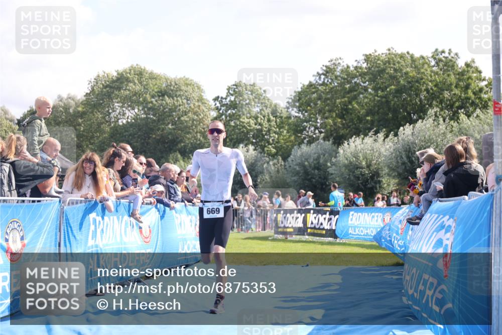 25.08.2024 - Elbe Triathlon Hamburg H.Heesch http://msf.ph/oto/6875353 25.08.2024 11:14:51 Ziel 262, 580, 669 meine-sportfotos.de