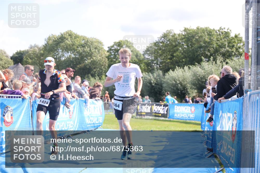 25.08.2024 - Elbe Triathlon Hamburg H.Heesch http://msf.ph/oto/6875363 25.08.2024 11:40:27 Ziel 564, 1424, 1445 meine-sportfotos.de