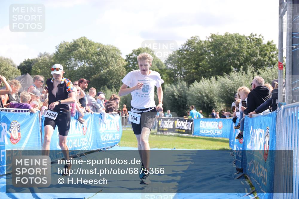 25.08.2024 - Elbe Triathlon Hamburg H.Heesch http://msf.ph/oto/6875366 25.08.2024 11:40:27 Ziel 564, 1424, 1445 meine-sportfotos.de