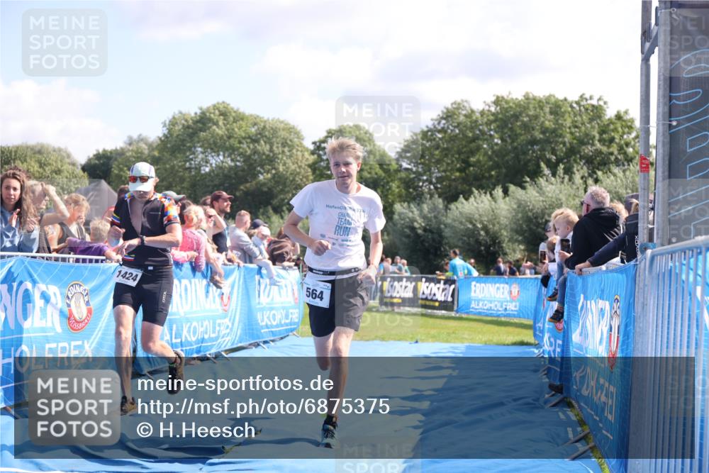 25.08.2024 - Elbe Triathlon Hamburg H.Heesch http://msf.ph/oto/6875375 25.08.2024 11:40:27 Ziel 564, 1424, 1445 meine-sportfotos.de