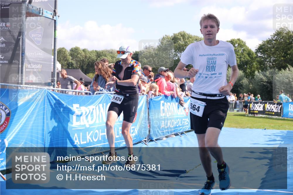 25.08.2024 - Elbe Triathlon Hamburg H.Heesch http://msf.ph/oto/6875381 25.08.2024 11:40:28 Ziel 564, 1424, 1445 meine-sportfotos.de