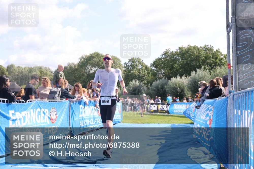 25.08.2024 - Elbe Triathlon Hamburg H.Heesch http://msf.ph/oto/6875388 25.08.2024 11:14:51 Ziel 262, 580, 669 meine-sportfotos.de