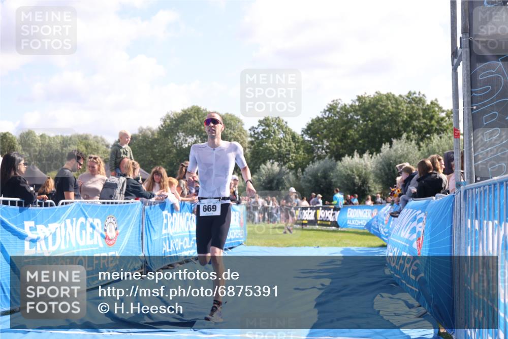 25.08.2024 - Elbe Triathlon Hamburg H.Heesch http://msf.ph/oto/6875391 25.08.2024 11:14:52 Ziel 580, 669 meine-sportfotos.de