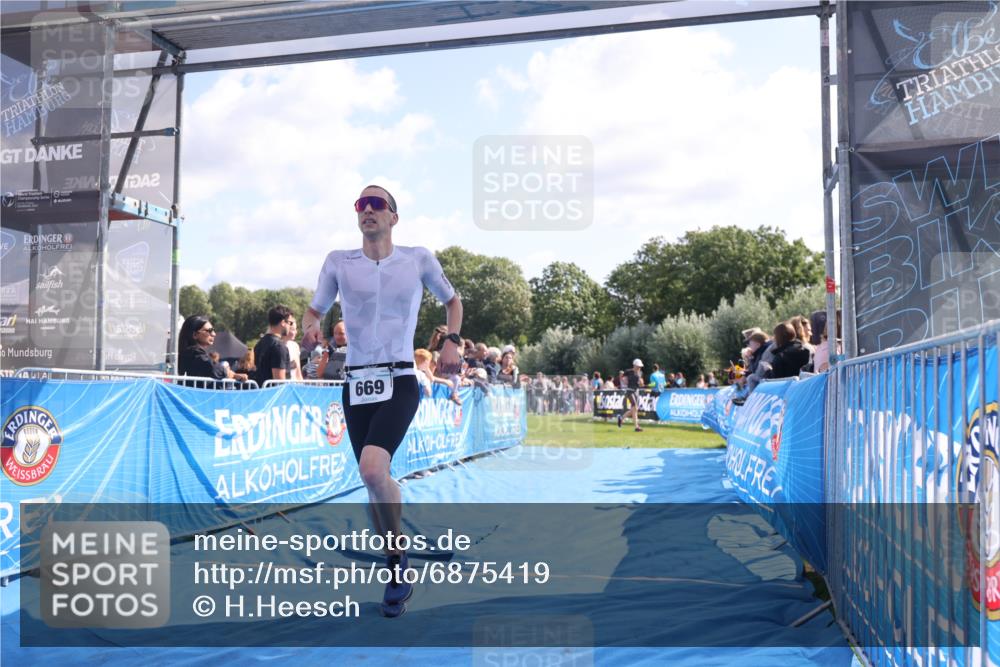 25.08.2024 - Elbe Triathlon Hamburg H.Heesch http://msf.ph/oto/6875419 25.08.2024 11:14:52 Ziel 580, 669 meine-sportfotos.de