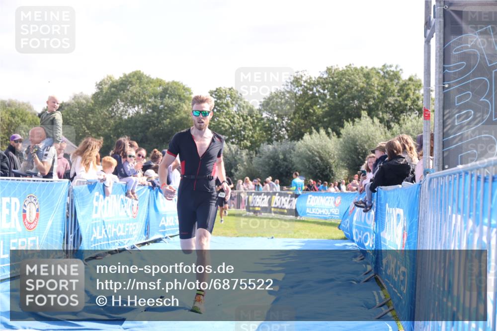 25.08.2024 - Elbe Triathlon Hamburg H.Heesch http://msf.ph/oto/6875522 25.08.2024 11:15:24 Ziel 613, 629 meine-sportfotos.de