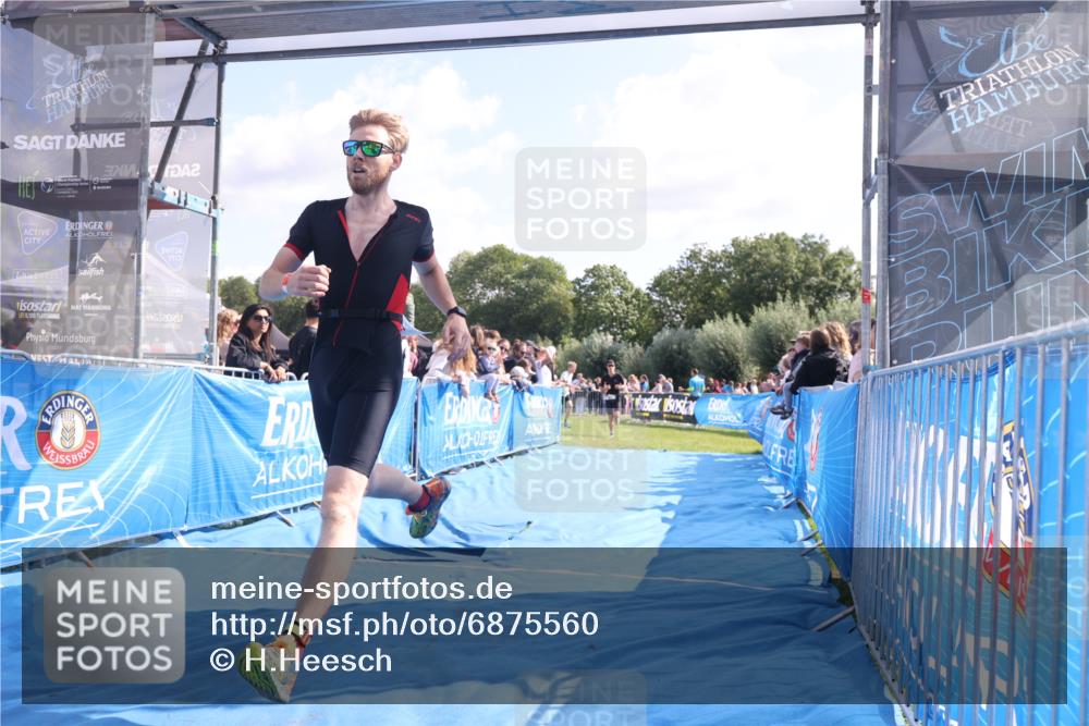 25.08.2024 - Elbe Triathlon Hamburg H.Heesch http://msf.ph/oto/6875560 25.08.2024 11:15:25 Ziel 613, 629 meine-sportfotos.de