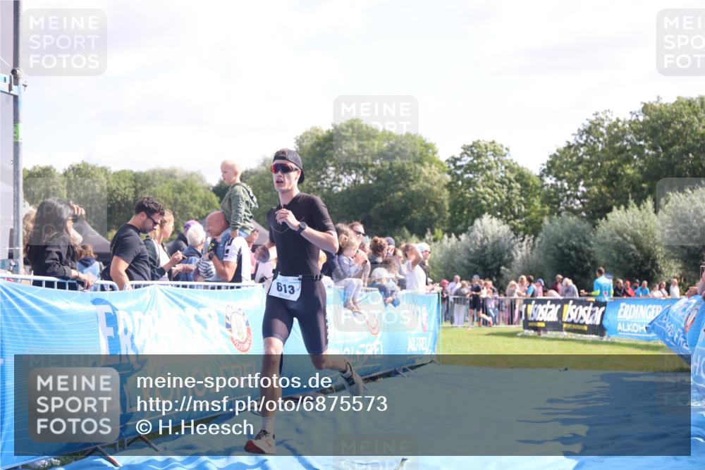 25.08.2024 - Elbe Triathlon Hamburg H.Heesch http://msf.ph/oto/6875573 25.08.2024 11:15:28 Ziel 613, 629 meine-sportfotos.de