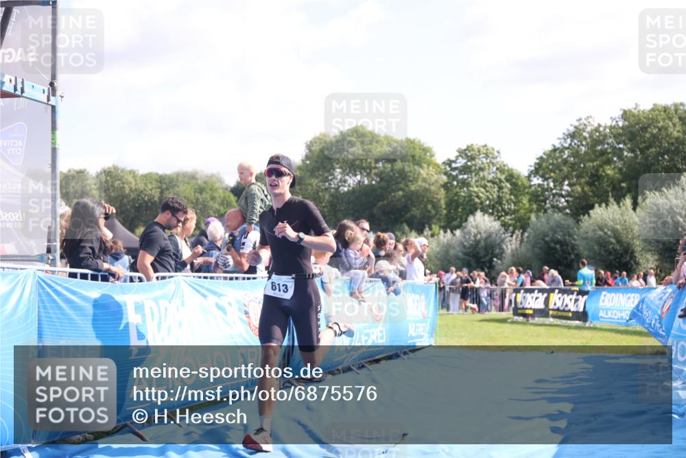 25.08.2024 - Elbe Triathlon Hamburg H.Heesch http://msf.ph/oto/6875576 25.08.2024 11:15:29 Ziel 613, 629 meine-sportfotos.de