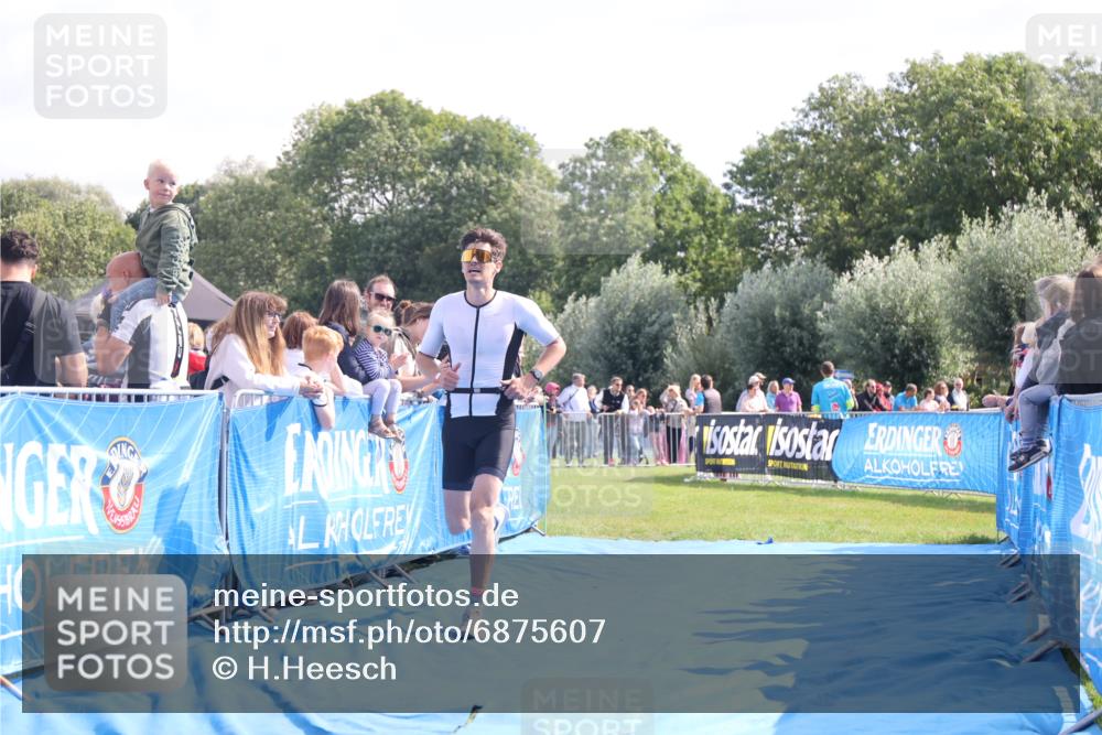 25.08.2024 - Elbe Triathlon Hamburg H.Heesch http://msf.ph/oto/6875607 25.08.2024 11:15:49 Ziel 618 meine-sportfotos.de