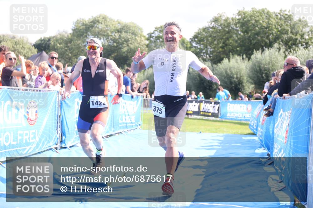 25.08.2024 - Elbe Triathlon Hamburg H.Heesch http://msf.ph/oto/6875617 25.08.2024 11:41:03 Ziel 375, 470, 1422, 1440 meine-sportfotos.de