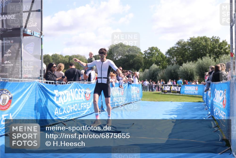 25.08.2024 - Elbe Triathlon Hamburg H.Heesch http://msf.ph/oto/6875655 25.08.2024 11:15:49 Ziel 618 meine-sportfotos.de