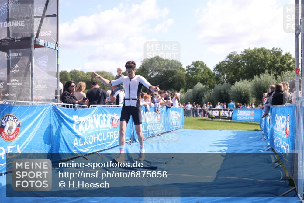 25.08.2024 - Elbe Triathlon Hamburg H.Heesch http://msf.ph/oto/6875658 25.08.2024 11:15:50 Ziel 618 meine-sportfotos.de