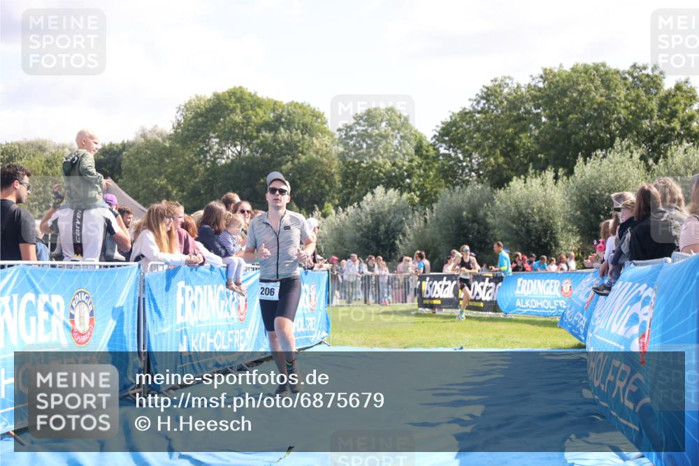 25.08.2024 - Elbe Triathlon Hamburg H.Heesch http://msf.ph/oto/6875679 25.08.2024 11:16:09 Ziel 206 meine-sportfotos.de