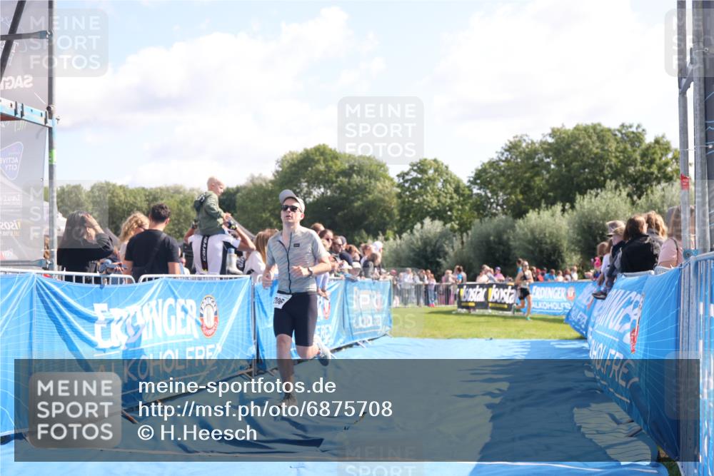 25.08.2024 - Elbe Triathlon Hamburg H.Heesch http://msf.ph/oto/6875708 25.08.2024 11:16:09 Ziel 206 meine-sportfotos.de