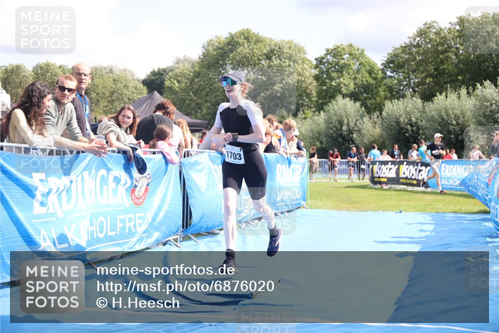25.08.2024 - Elbe Triathlon Hamburg H.Heesch http://msf.ph/oto/6876020 25.08.2024 12:06:11 Ziel 1613, 1703 meine-sportfotos.de
