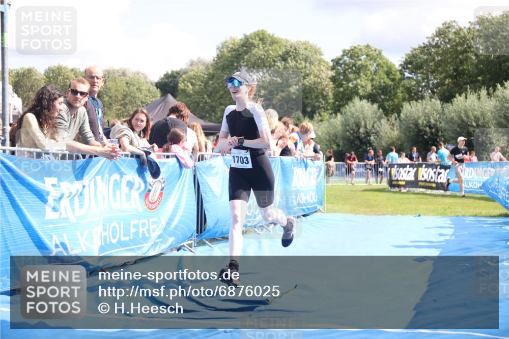 25.08.2024 - Elbe Triathlon Hamburg H.Heesch http://msf.ph/oto/6876025 25.08.2024 12:06:11 Ziel 1613, 1703 meine-sportfotos.de