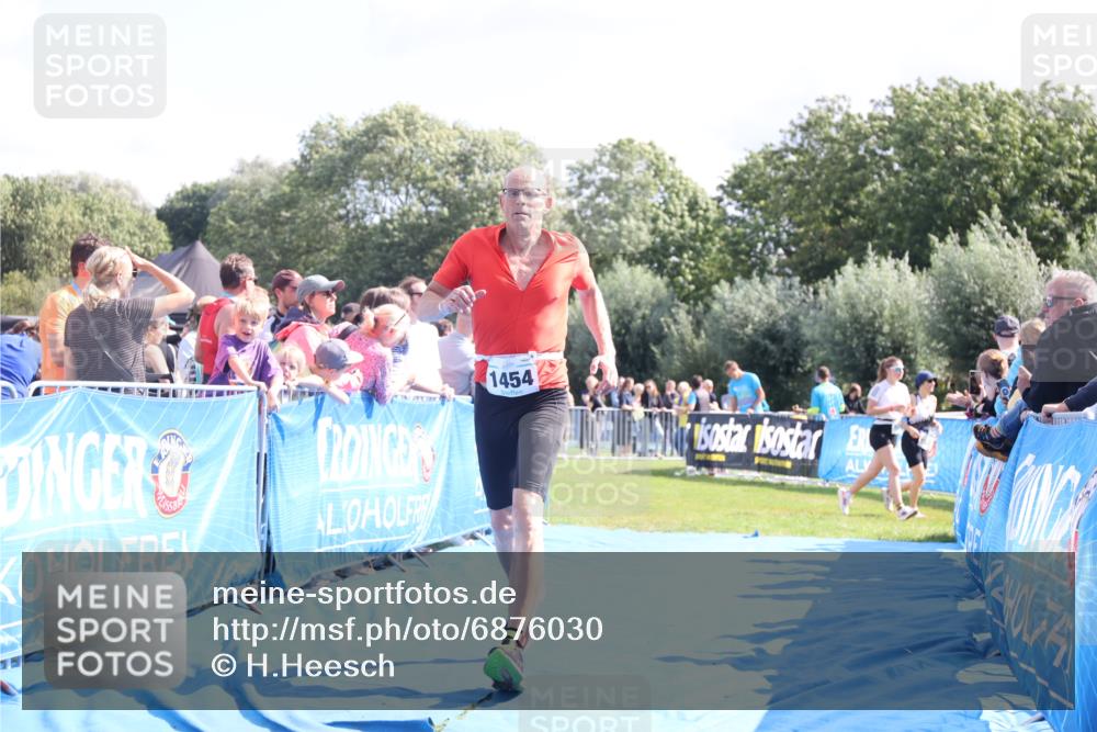 25.08.2024 - Elbe Triathlon Hamburg H.Heesch http://msf.ph/oto/6876030 25.08.2024 11:42:12 Ziel 1454 meine-sportfotos.de