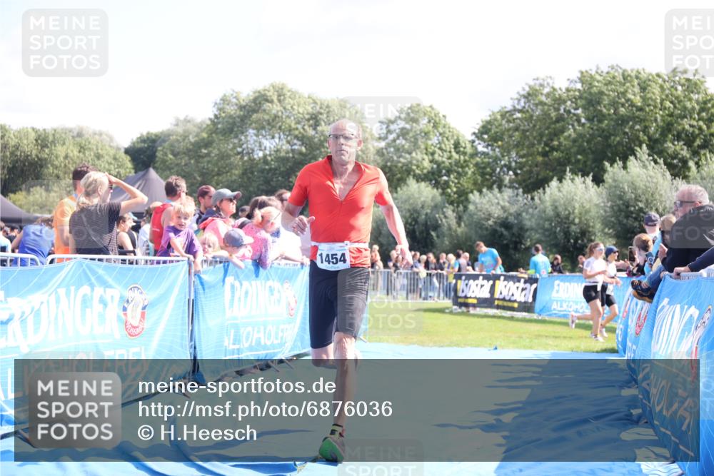 25.08.2024 - Elbe Triathlon Hamburg H.Heesch http://msf.ph/oto/6876036 25.08.2024 11:42:12 Ziel 1454 meine-sportfotos.de