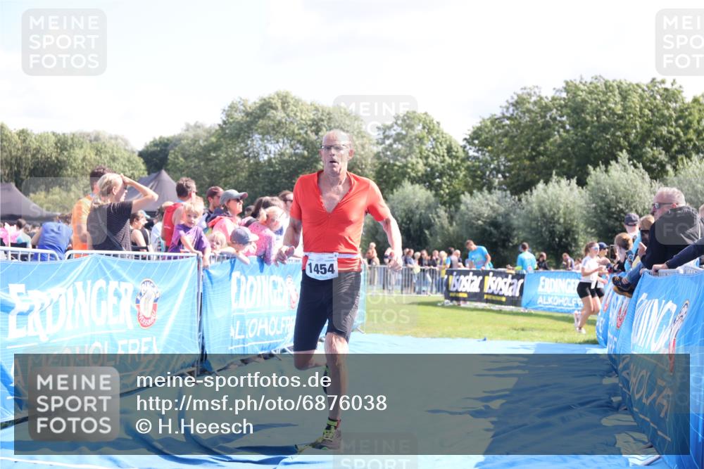 25.08.2024 - Elbe Triathlon Hamburg H.Heesch http://msf.ph/oto/6876038 25.08.2024 11:42:12 Ziel 1454 meine-sportfotos.de
