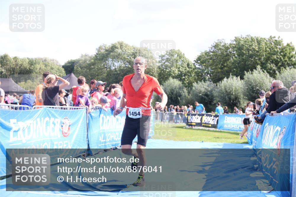 25.08.2024 - Elbe Triathlon Hamburg H.Heesch http://msf.ph/oto/6876041 25.08.2024 11:42:12 Ziel 1454 meine-sportfotos.de