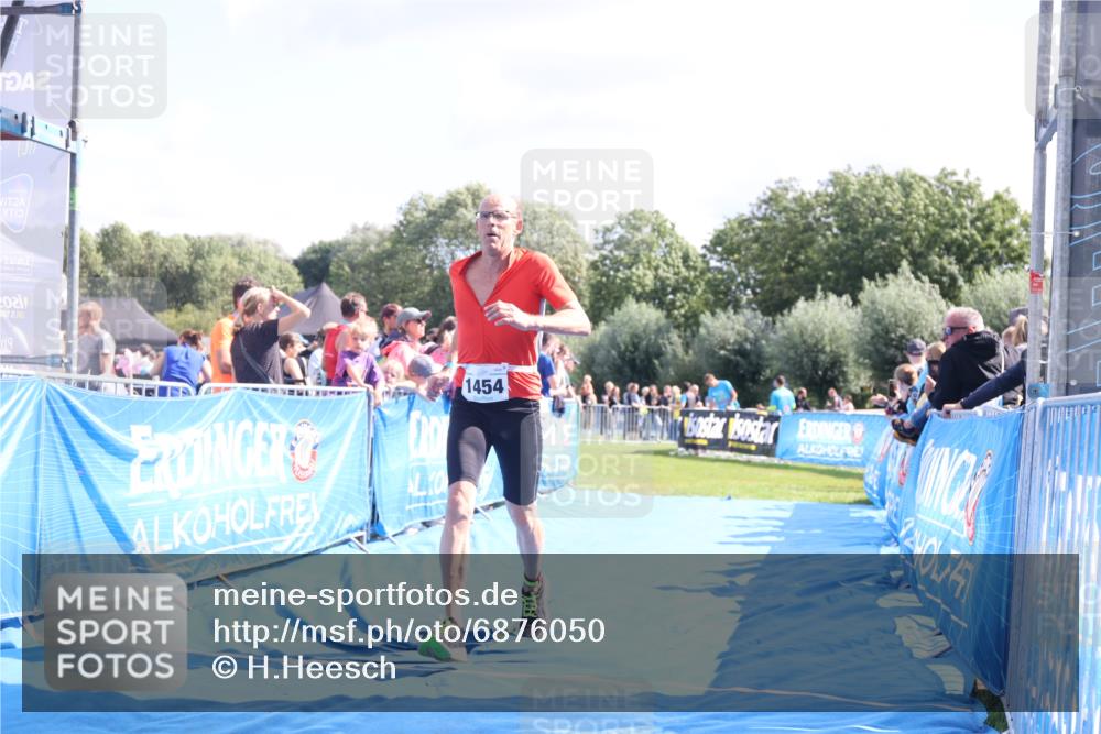 25.08.2024 - Elbe Triathlon Hamburg H.Heesch http://msf.ph/oto/6876050 25.08.2024 11:42:13 Ziel 1454 meine-sportfotos.de
