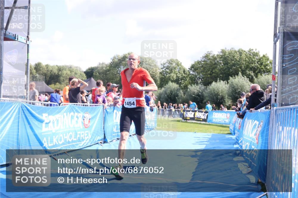 25.08.2024 - Elbe Triathlon Hamburg H.Heesch http://msf.ph/oto/6876052 25.08.2024 11:42:13 Ziel 1454 meine-sportfotos.de