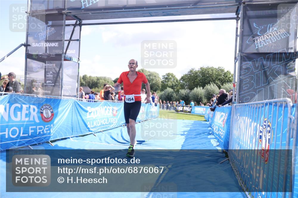 25.08.2024 - Elbe Triathlon Hamburg H.Heesch http://msf.ph/oto/6876067 25.08.2024 11:42:13 Ziel 1454 meine-sportfotos.de