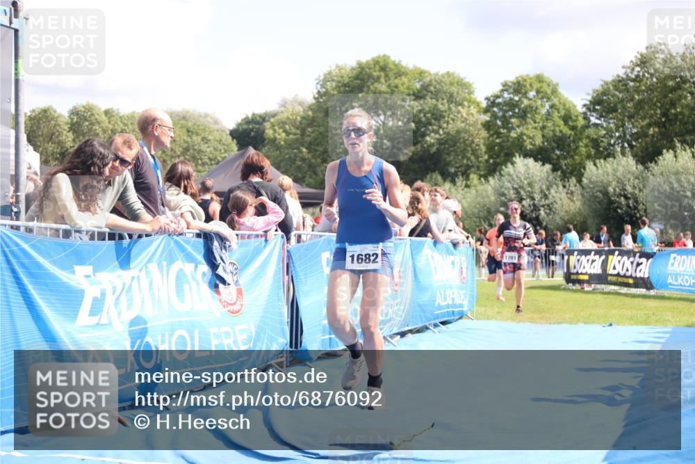 25.08.2024 - Elbe Triathlon Hamburg H.Heesch http://msf.ph/oto/6876092 25.08.2024 12:06:25 Ziel 1682, 1697, 1701 meine-sportfotos.de