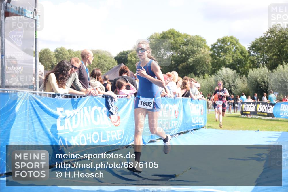 25.08.2024 - Elbe Triathlon Hamburg H.Heesch http://msf.ph/oto/6876105 25.08.2024 12:06:25 Ziel 1682, 1697, 1701 meine-sportfotos.de