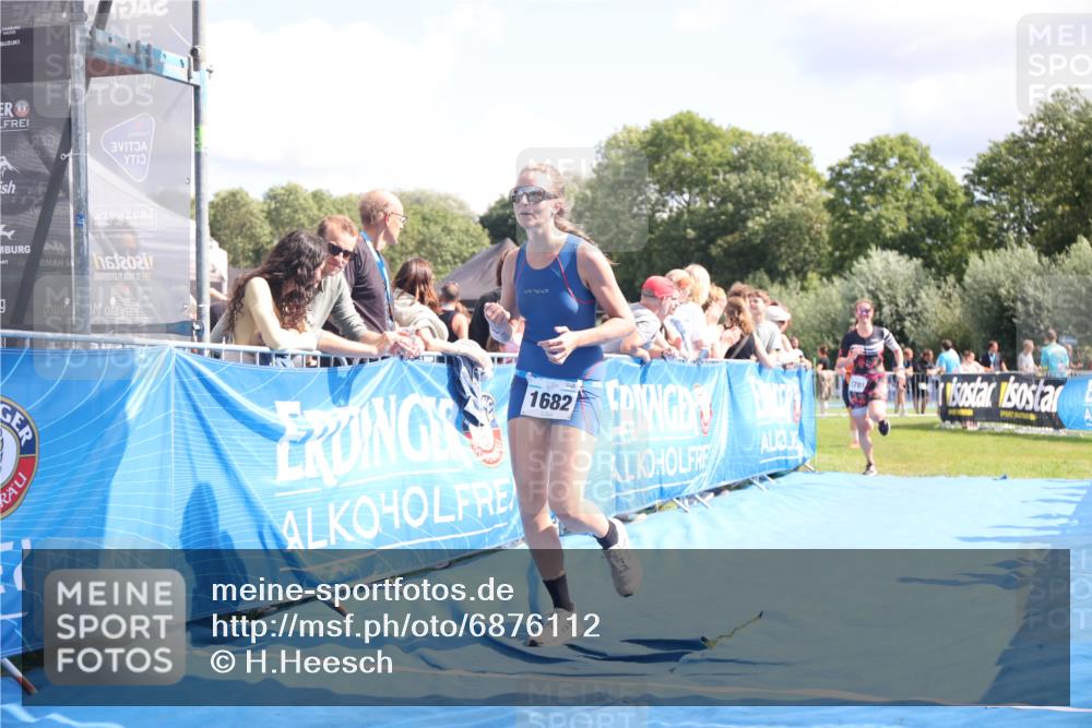 25.08.2024 - Elbe Triathlon Hamburg H.Heesch http://msf.ph/oto/6876112 25.08.2024 12:06:26 Ziel 1682, 1697, 1701 meine-sportfotos.de