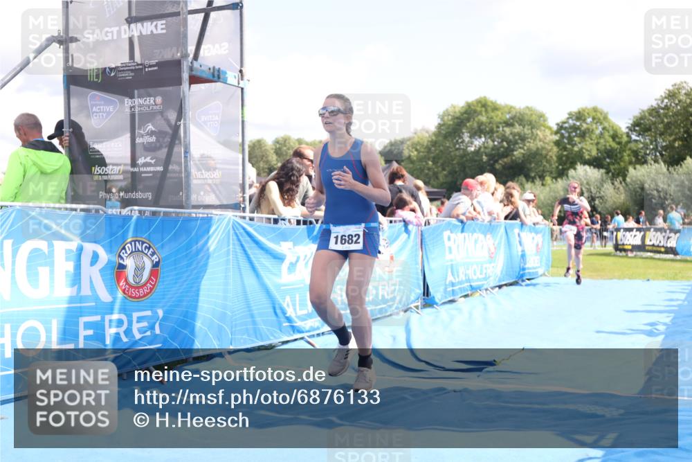 25.08.2024 - Elbe Triathlon Hamburg H.Heesch http://msf.ph/oto/6876133 25.08.2024 12:06:26 Ziel 1682, 1697, 1701 meine-sportfotos.de