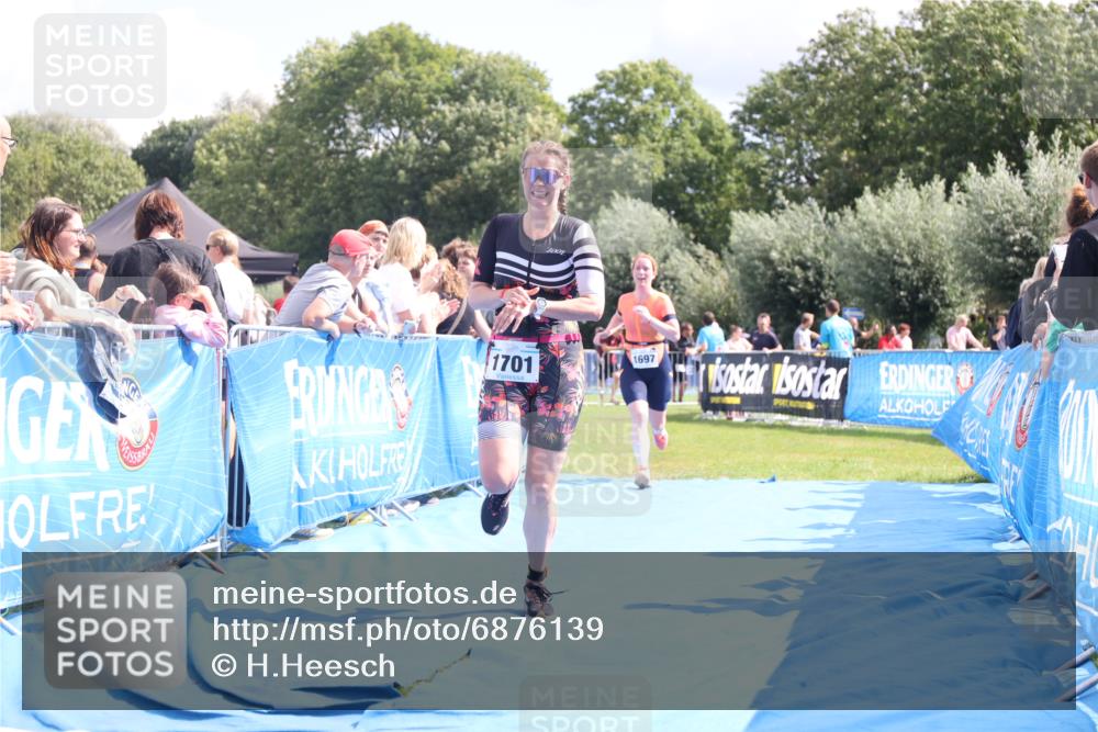 25.08.2024 - Elbe Triathlon Hamburg H.Heesch http://msf.ph/oto/6876139 25.08.2024 12:06:27 Ziel 1682, 1697, 1701 meine-sportfotos.de
