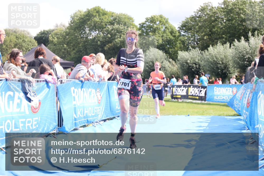 25.08.2024 - Elbe Triathlon Hamburg H.Heesch http://msf.ph/oto/6876142 25.08.2024 12:06:27 Ziel 1682, 1697, 1701 meine-sportfotos.de