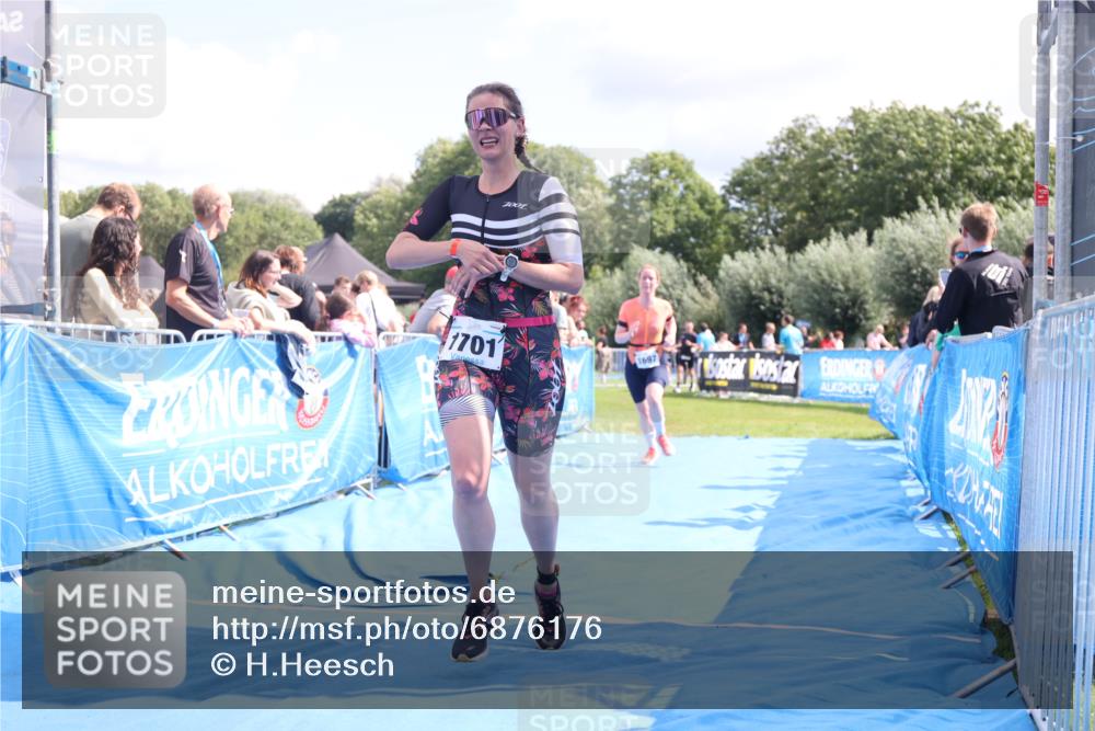25.08.2024 - Elbe Triathlon Hamburg H.Heesch http://msf.ph/oto/6876176 25.08.2024 12:06:28 Ziel 1682, 1697, 1701 meine-sportfotos.de