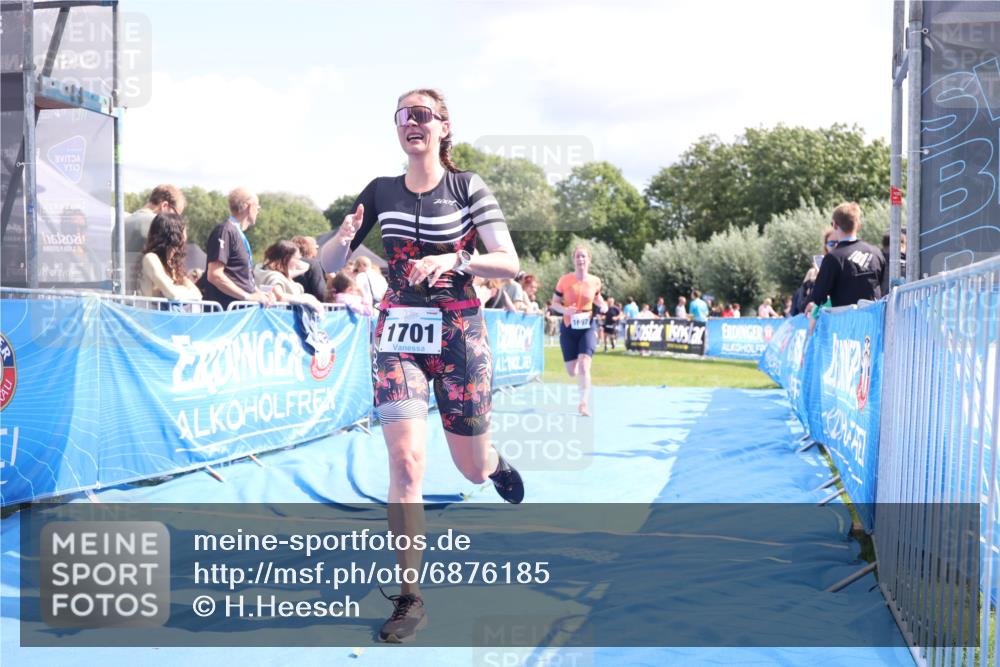 25.08.2024 - Elbe Triathlon Hamburg H.Heesch http://msf.ph/oto/6876185 25.08.2024 12:06:28 Ziel 1682, 1697, 1701 meine-sportfotos.de
