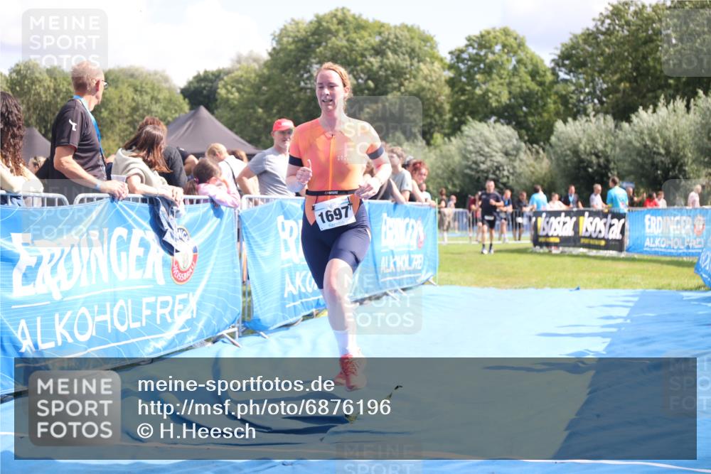 25.08.2024 - Elbe Triathlon Hamburg H.Heesch http://msf.ph/oto/6876196 25.08.2024 12:06:29 Ziel 1682, 1697, 1701 meine-sportfotos.de