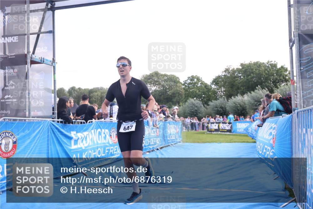 25.08.2024 - Elbe Triathlon Hamburg H.Heesch http://msf.ph/oto/6876319 25.08.2024 11:17:19 Ziel 647, 662 meine-sportfotos.de