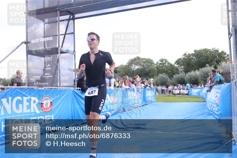 25.08.2024 - Elbe Triathlon Hamburg H.Heesch http://msf.ph/oto/6876333 25.08.2024 11:17:20 Ziel 647, 662 meine-sportfotos.de