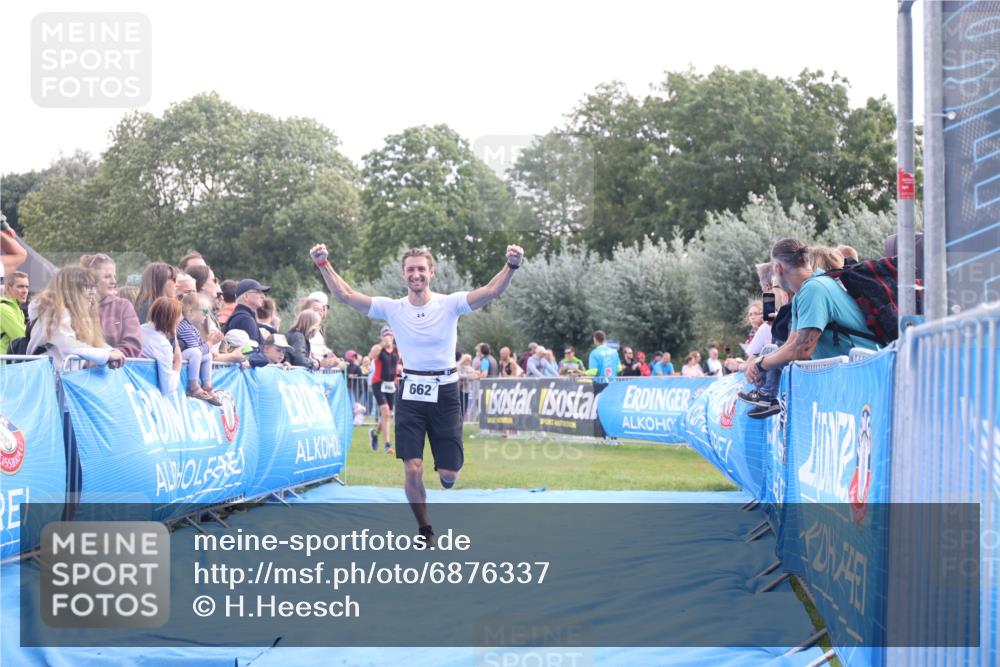 25.08.2024 - Elbe Triathlon Hamburg H.Heesch http://msf.ph/oto/6876337 25.08.2024 11:17:25 Ziel 647, 662 meine-sportfotos.de