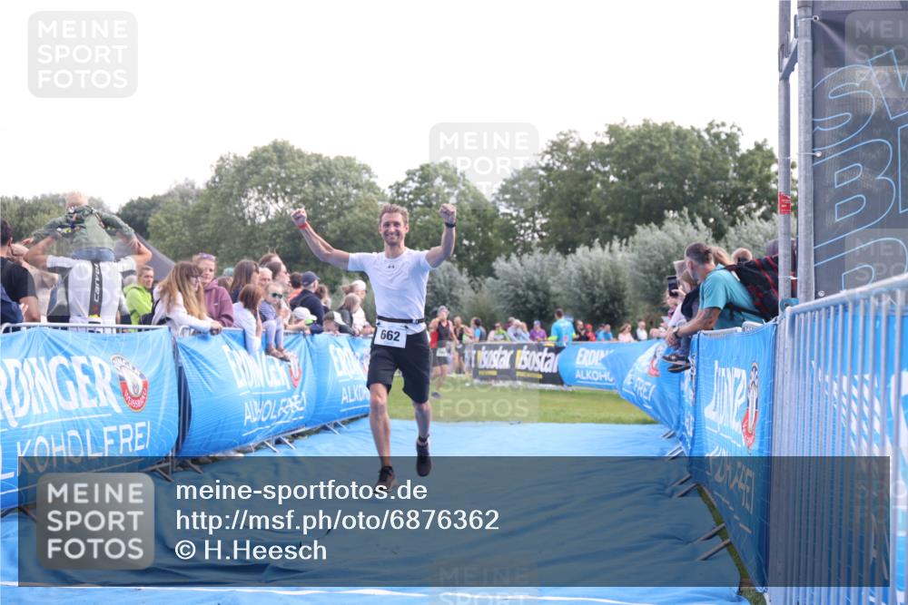 25.08.2024 - Elbe Triathlon Hamburg H.Heesch http://msf.ph/oto/6876362 25.08.2024 11:17:25 Ziel 647, 662 meine-sportfotos.de